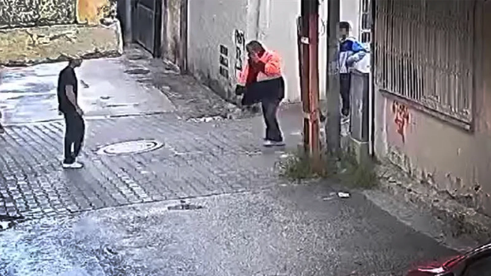 Sokakta yaşayan adama çocuklar tarafından saldırı!