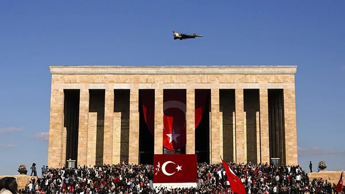SOLOTÜRK Anıtkabir’de Gökyüzünü Alevlendirdi!