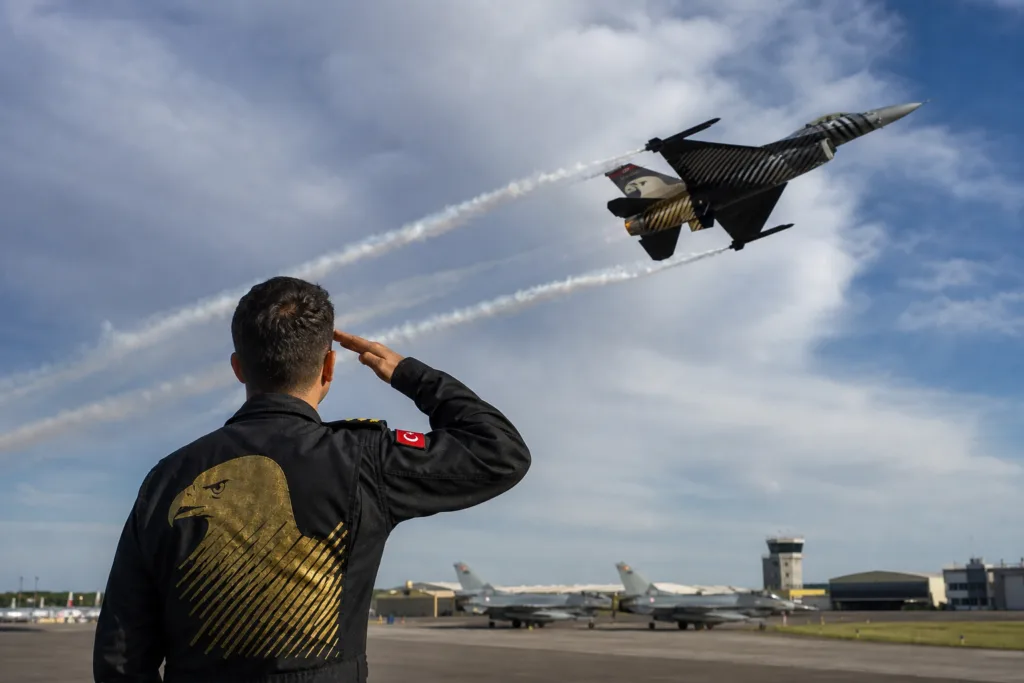 SOLOTÜRK, Fransa’daki Hava Gösterisinde F-16 ile Uçtu