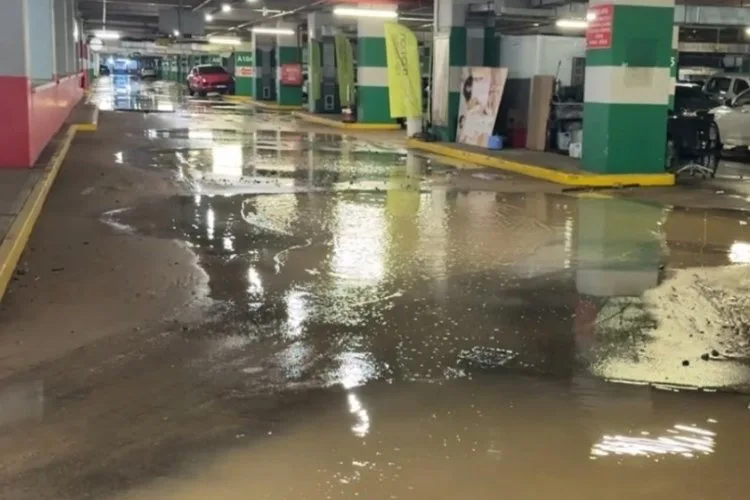 Su Borusu Patladı, AVM Otoparkı Sular Altında!