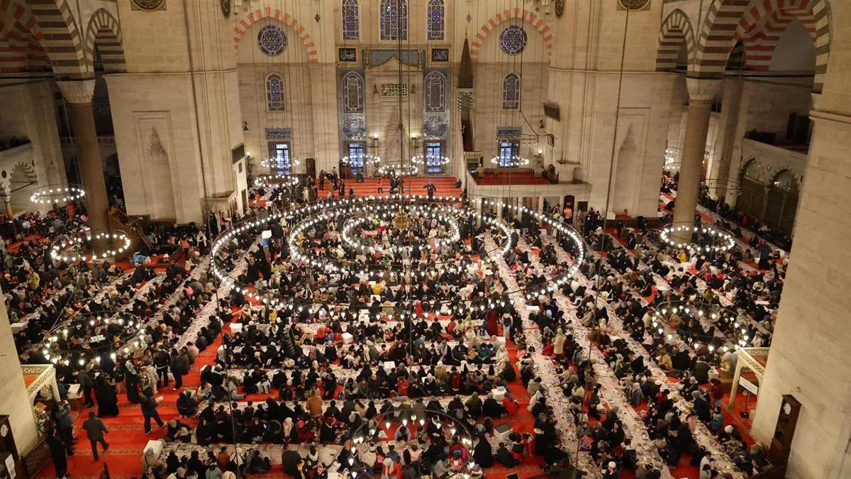 Süleymaniye Camii’nde 6 Bin Kişilik İftar Coşkusu!