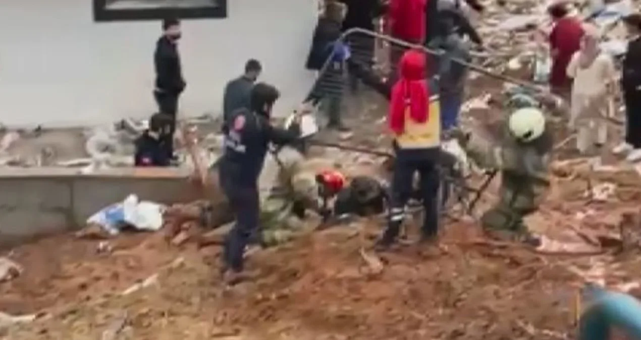 Sultanbeyli'de Çamura Saplanan Çocuk ve Annesine Kurtarma Operasyonu