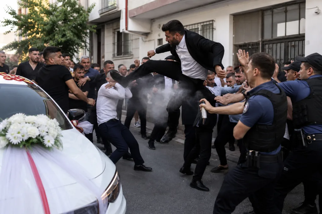 Sultangazi’de Düğün Öncesi Kavga; Polis Biber Gazıyla Müdahale Etti