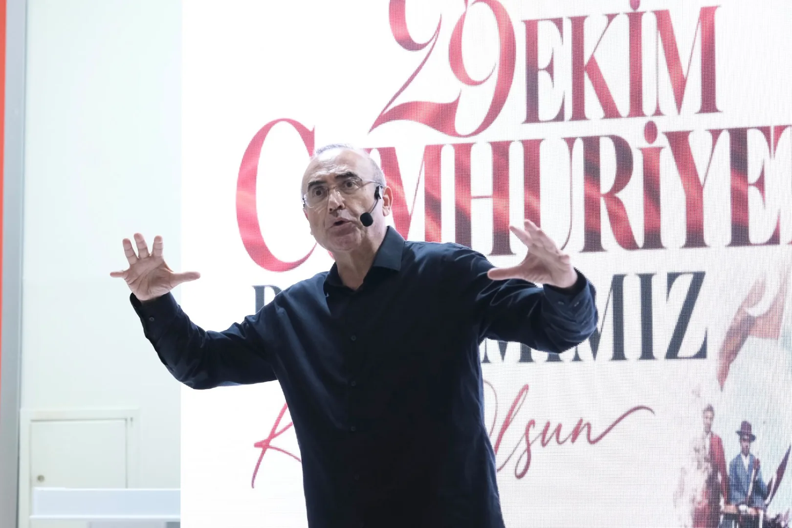 Sunay Akın, Cumhuriyet'in Kuruluşunu İzmit'te Anlattı