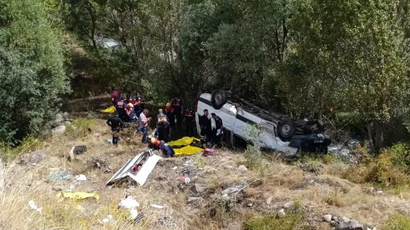 Suşehri’nde Minibüs Kazası: 4 Ölü, 10 Yaralı!