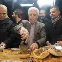 Tahanlı pide ve çaylar Başkan Bozbey'den Tahanlı pide ve çaylar Başkan Bozbey'den