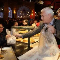 Tahanlı pide ve çaylar Başkan Bozbey'den Tahanlı pide ve çaylar Başkan Bozbey'den