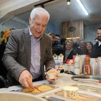 Tahanlı pide ve çaylar Başkan Bozbey'den Tahanlı pide ve çaylar Başkan Bozbey'den