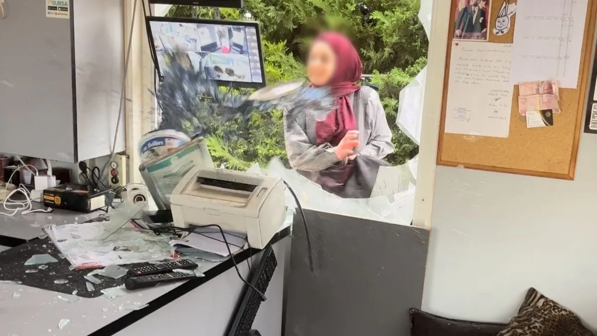Taksi Durağında Şok: Kadın Camları Kırdı!