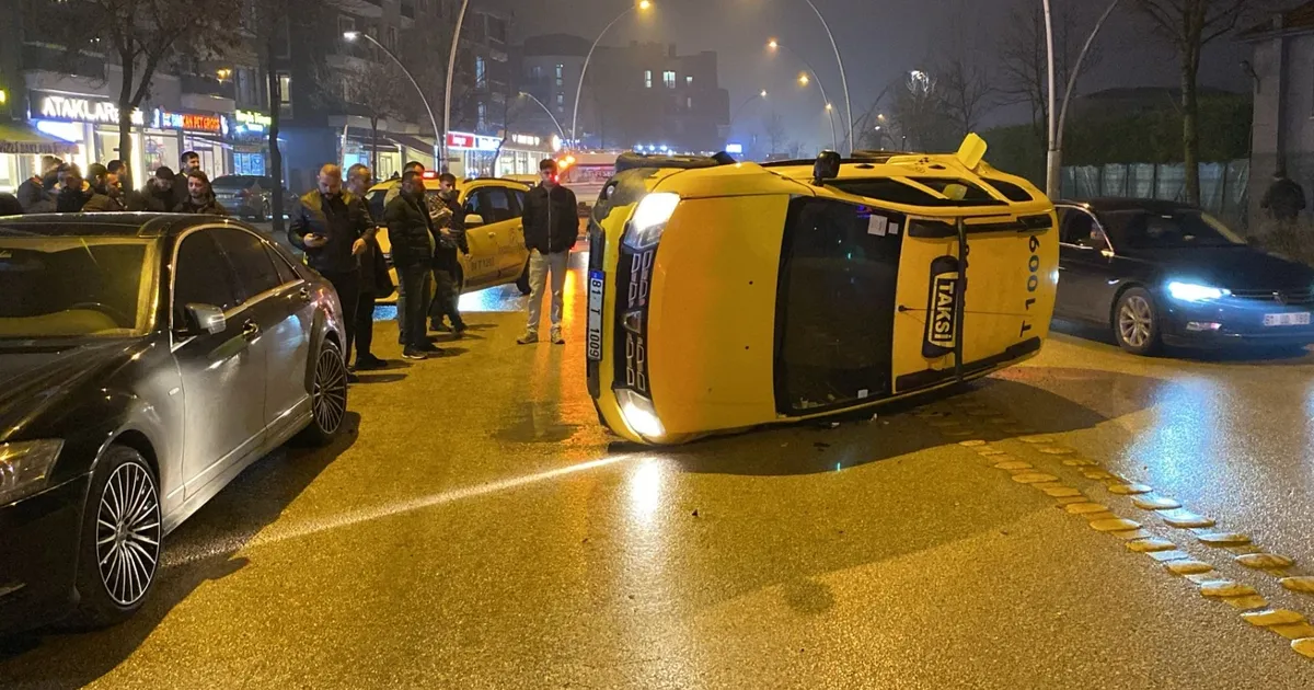 Taksi Park Halindeki Araca Çarptı, Devrildi!