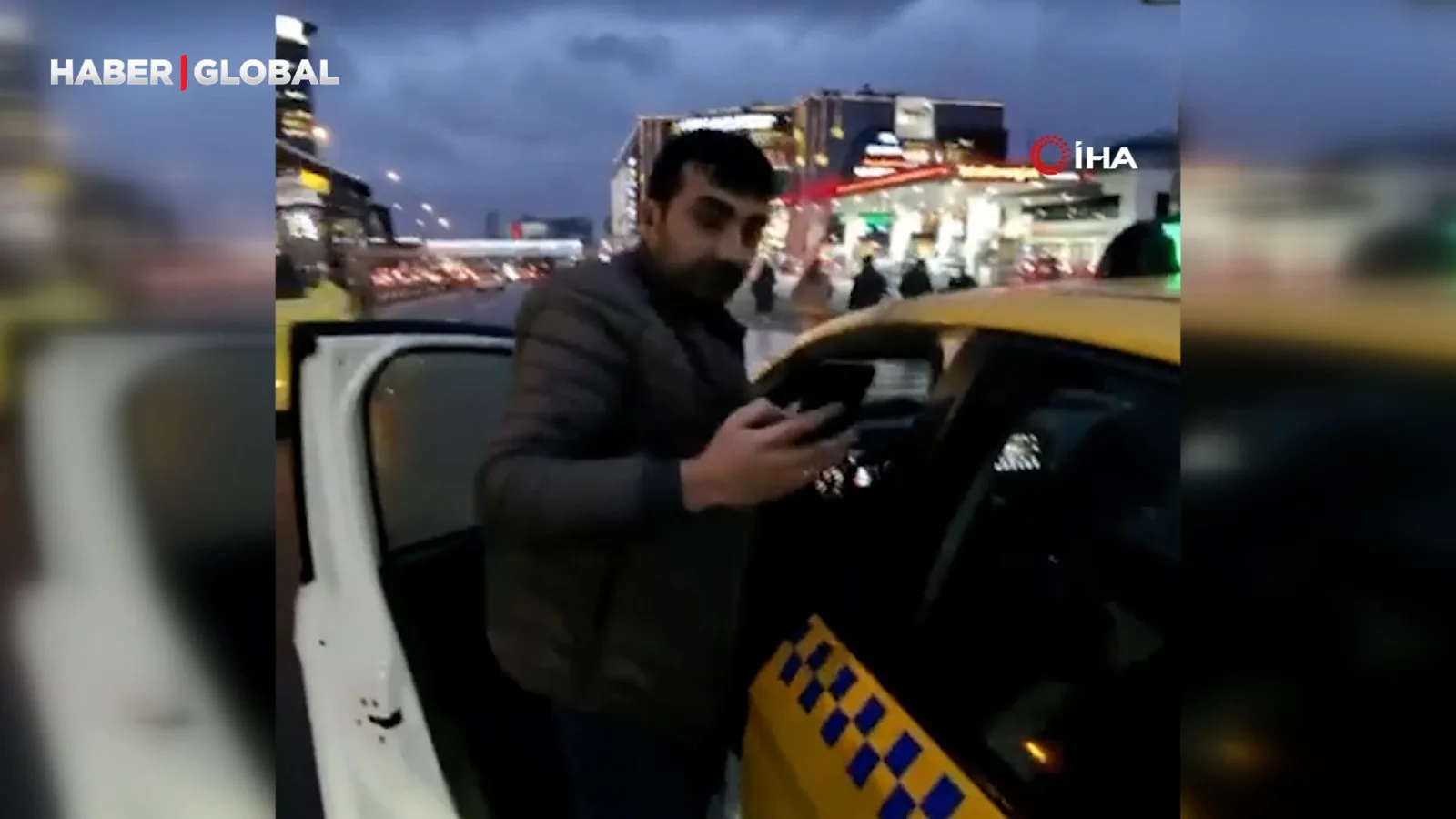 Taksici Yolcuları İndirdi, Tepkiler Çığ Gibi Büyüdü