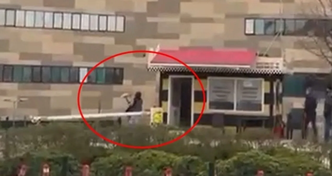 Taksiciden Reddedilen Kadın Durağa Saldırdı!