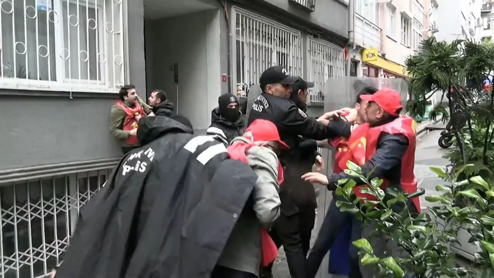 Taksim’de 1 Mayıs Kutlamalarına Polis Müdahalesi