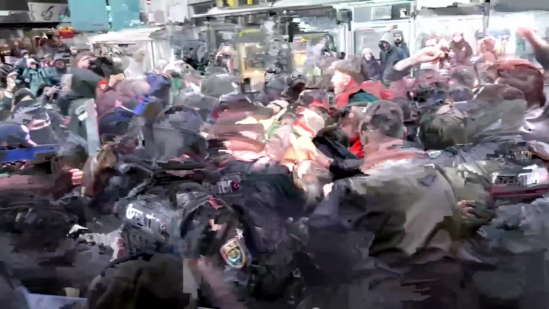 <p><strong>Taksim’de 1 Mayıs Kutlamalarına Polis Müdahalesi</strong></p>