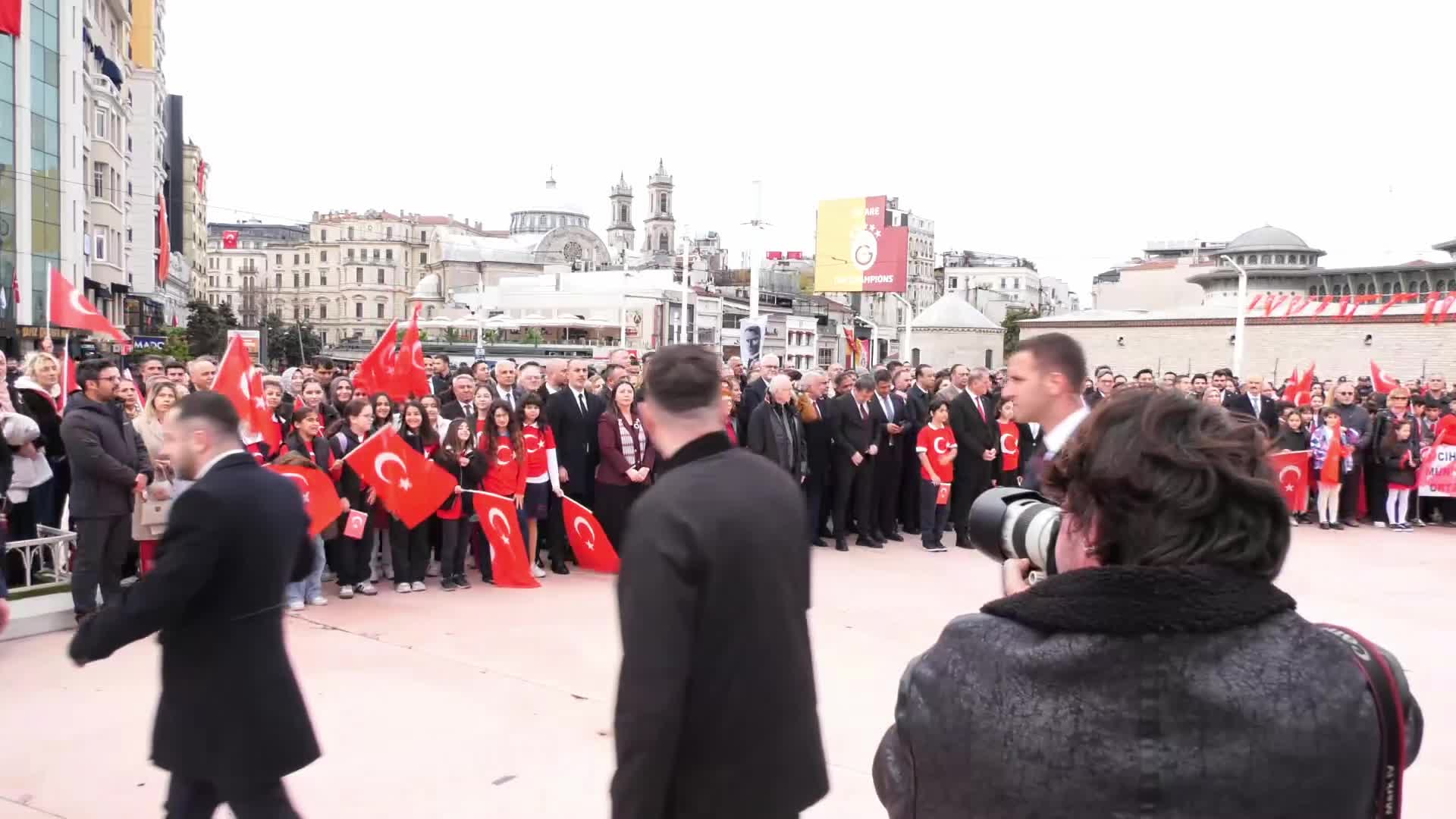 Taksim’de 23 Nisan Coşkusu: Çelenk Töreni