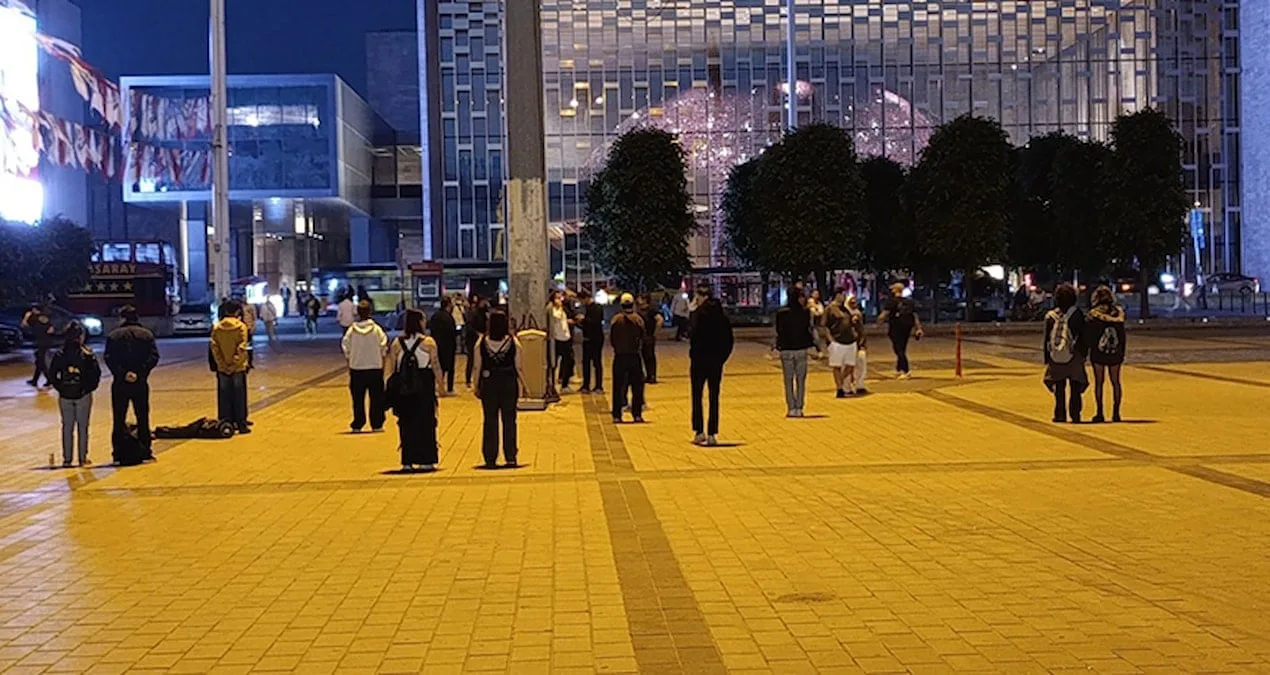 Taksim’de “Duran Adam” Eylemi: 18 Genç Gözaltında!