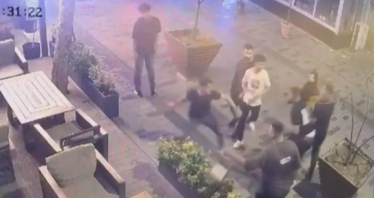 Taksim’de Kadınları Rahatsız Eden Kavga: 2 Yaralı!