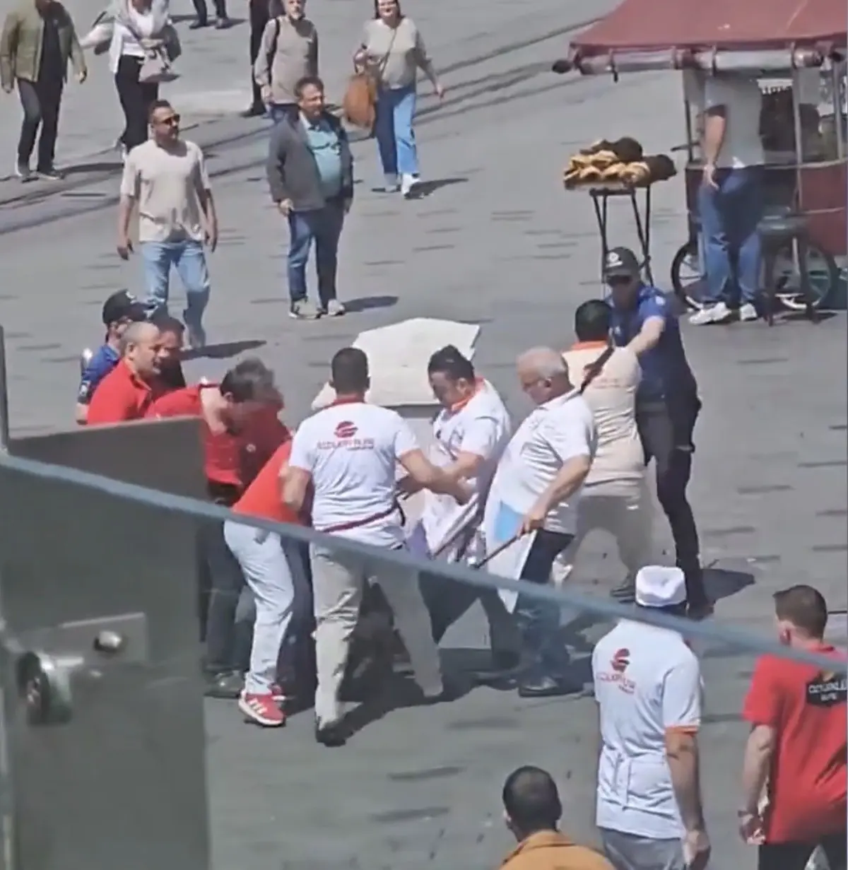 Yer: Taksim! Kazmayla esnafa saldıran şahıslar tekme tokat dayak yedi 3