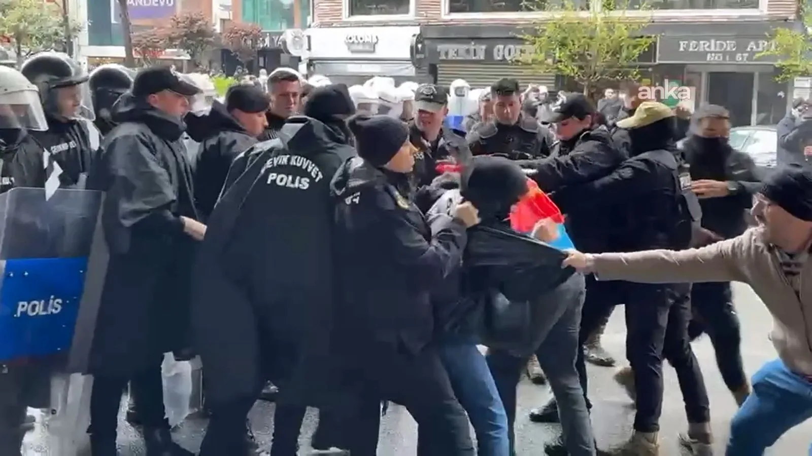 Taksim İçin Yola Çıkanlara Polis Müdahalesi!