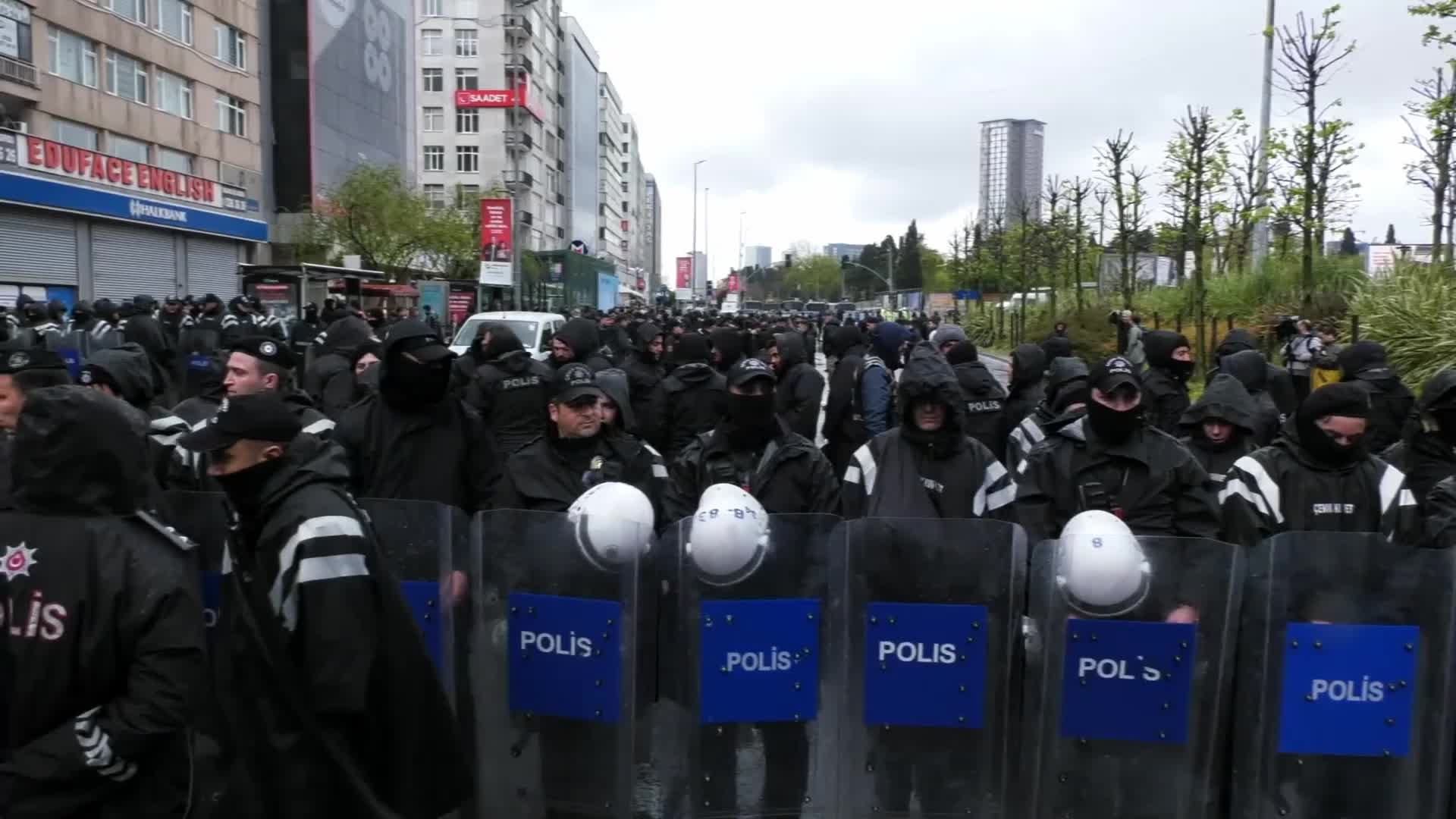 Taksim Yasağı: Polis Biber Gazıyla Müdahale Etti