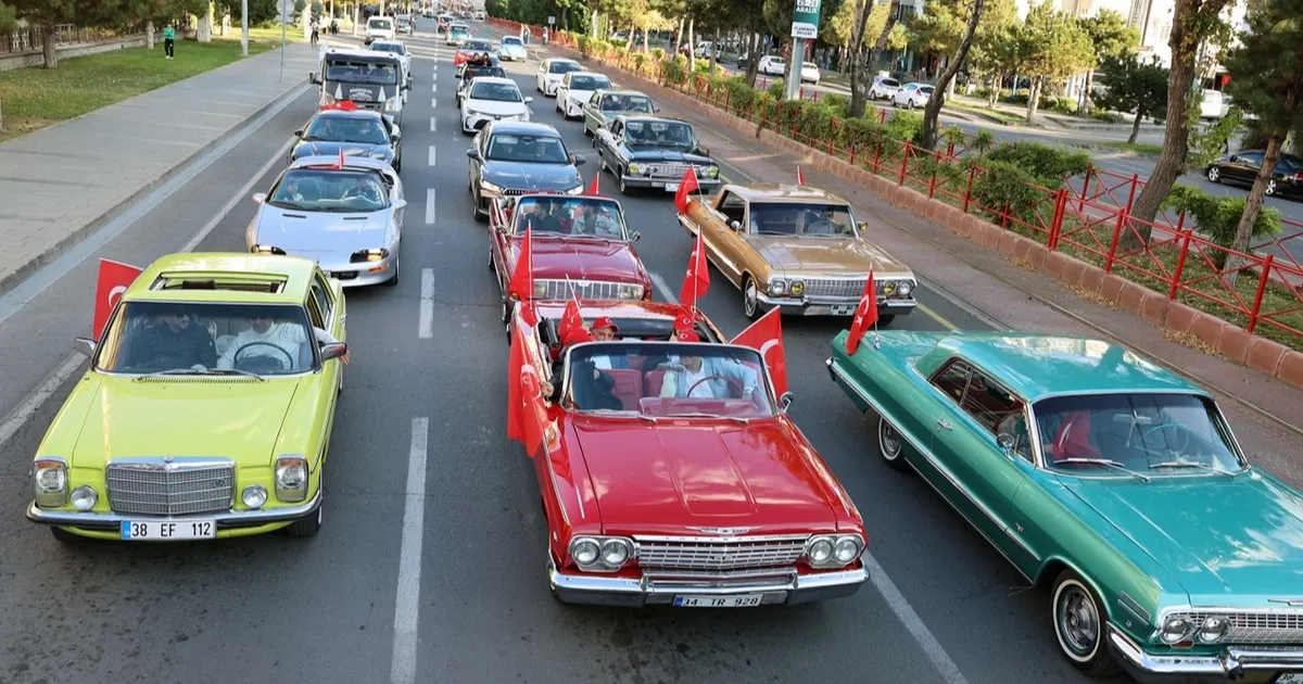 Talas’ta Klasik Araçlarla Cumhuriyet Coşkusu!