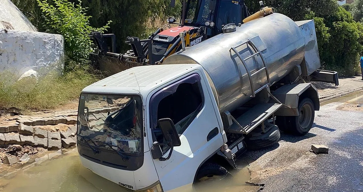 Tanker Patladı, Cadde Göl Oldu!