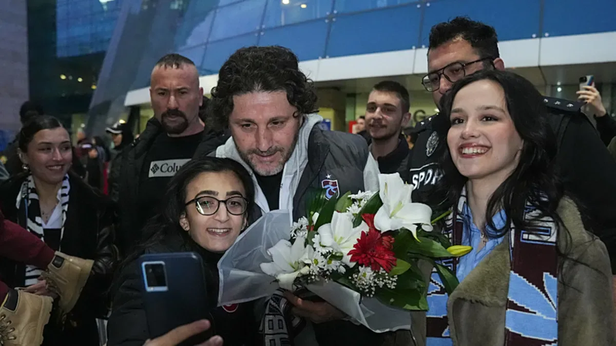 Taraftarlar Bordo-Mavili Kafileyi Coşkuyla Karşıladı