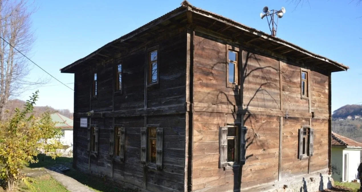 Tarihi Camii Kayboldu: Siyasette Kara Mizah!