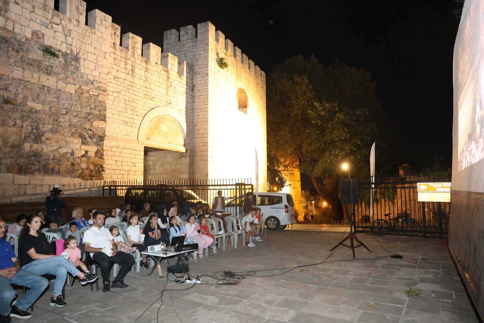 Tarihi Surlar Altında Sinema Keyfi!