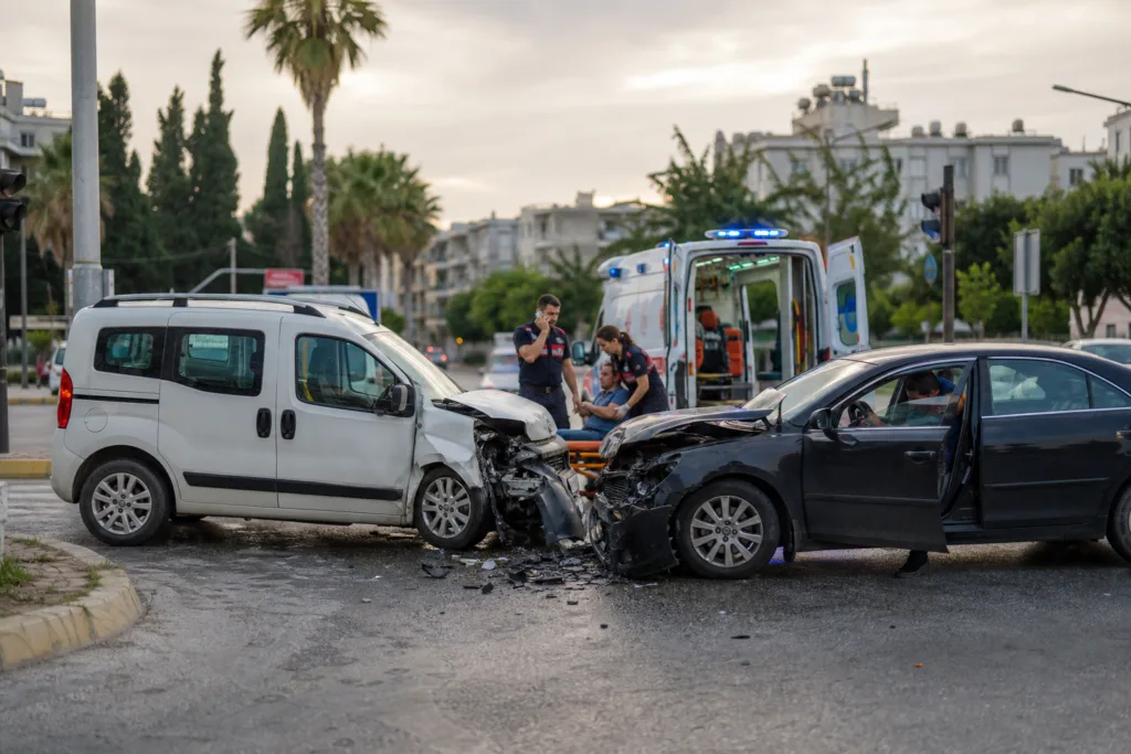 Tarsus’ta Kavşakta Kaza: İki Yaralı, Anbean Görüntülendi