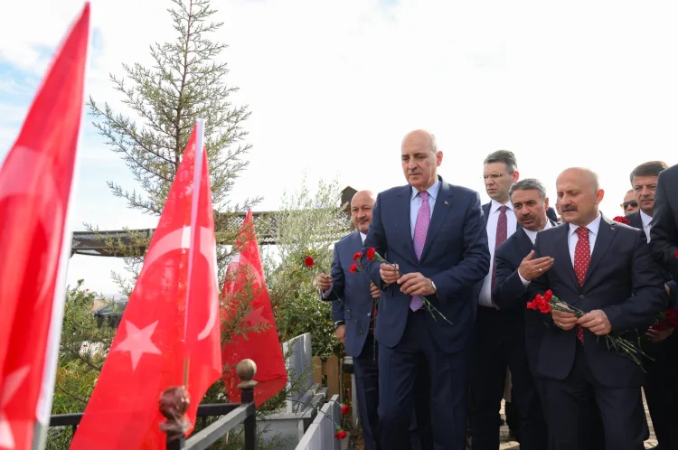 TBMM Başkanı Kurtulmuş, Deprem Şehitleri’ni Ziyaret Etti