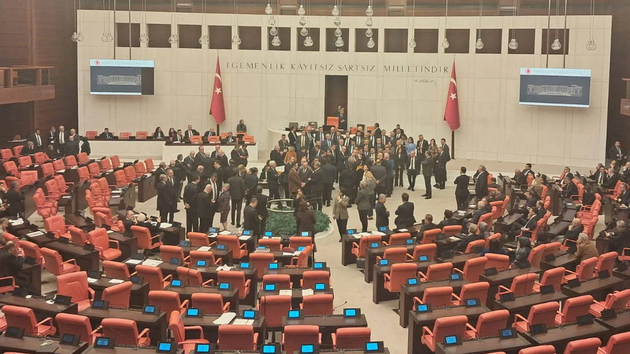TBMM’de Yoklama Krizi: Ahlaksızlık İddiası!