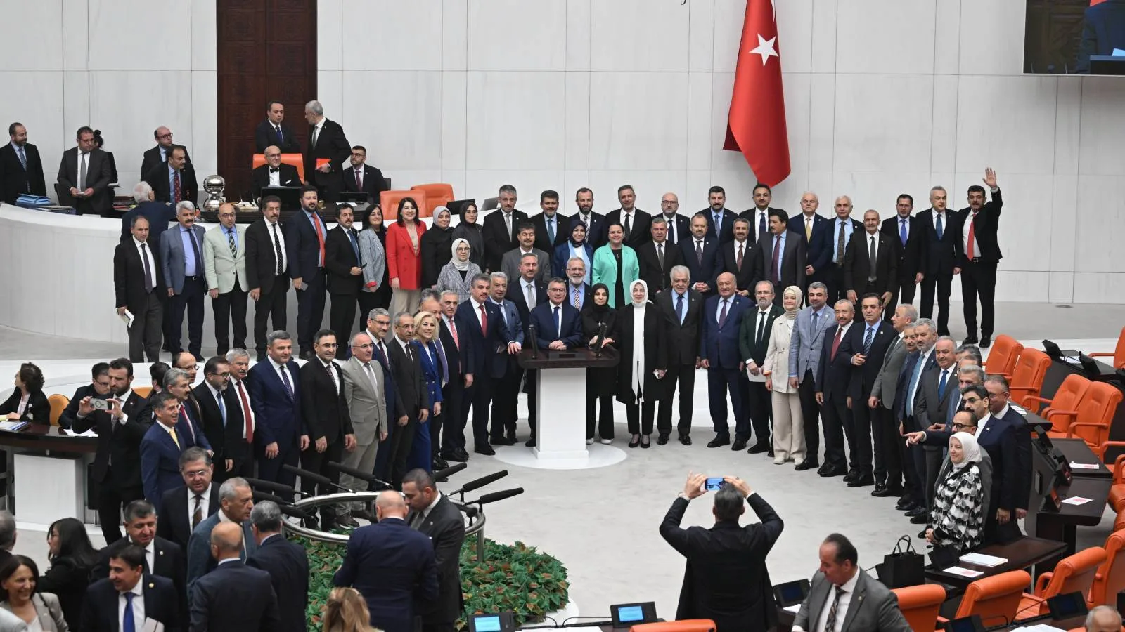 TBMM Tatile Girdi: Eleştiriler Gündemde!