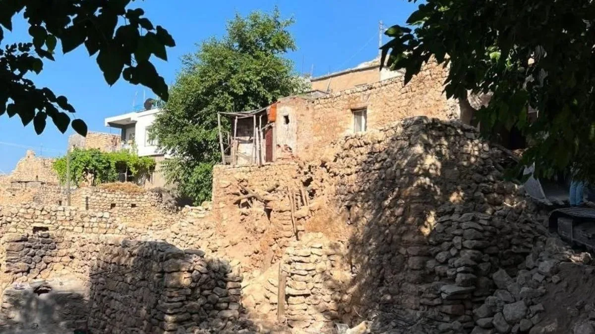 Tehlikeli Ev Yıkımında Ekskavatör Devrildi!