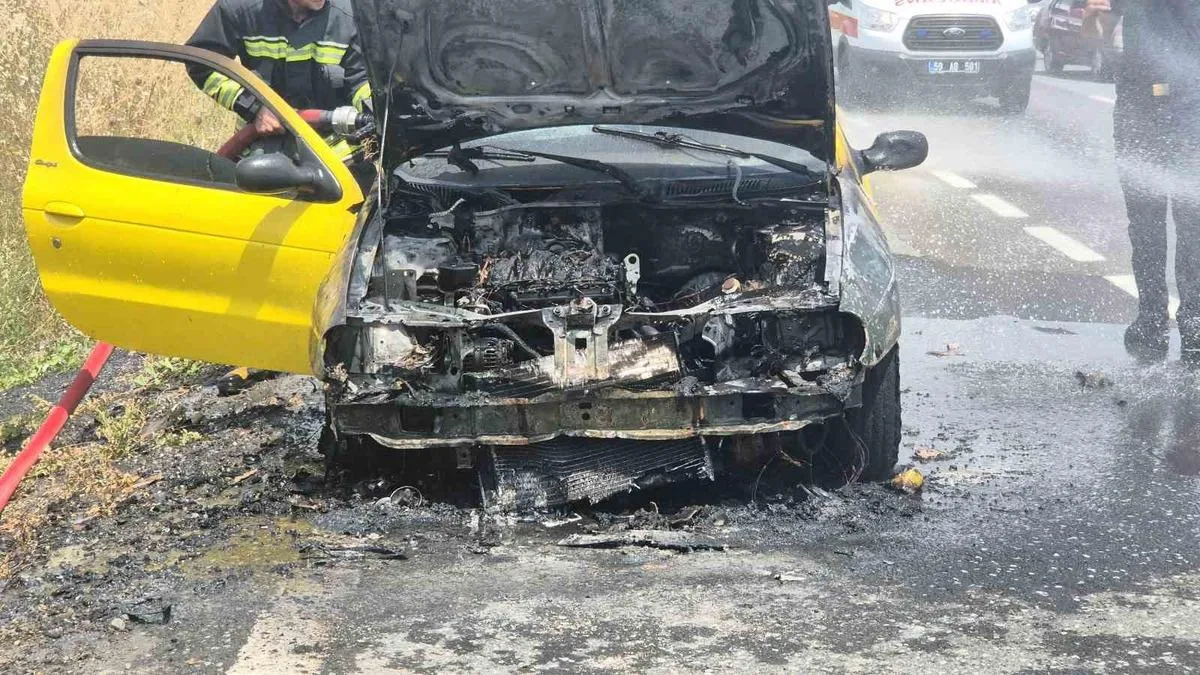 Tekirdağ’da Otomobil Alev Aldı, Trafik Kilitlendi!