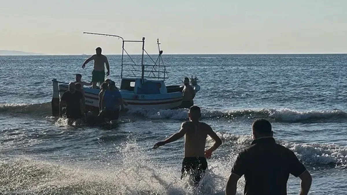 Tekne Kazası: Aile Denizde Tehlike Atlattı!