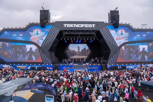 TEKNOFEST'e damga vuran anlar! Önünde durup ellerini açtı, ağzından bu sözler döküldü