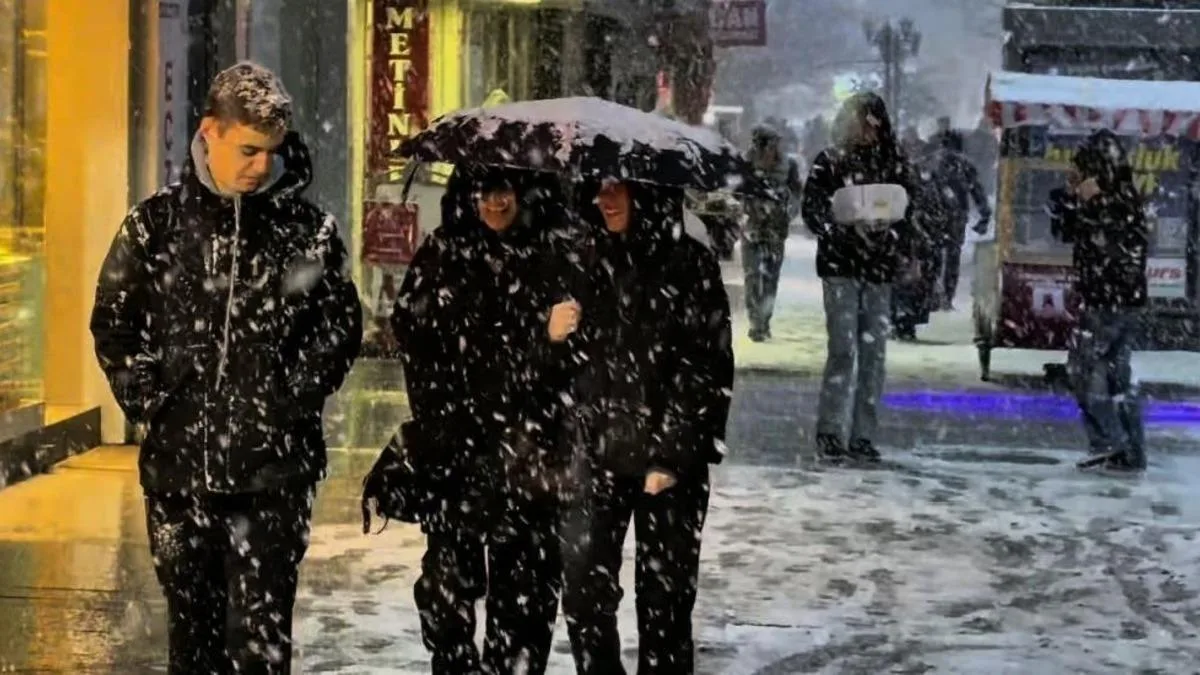 TEM Otoyolu’nda Tır Devrildi: Kaza Anı!