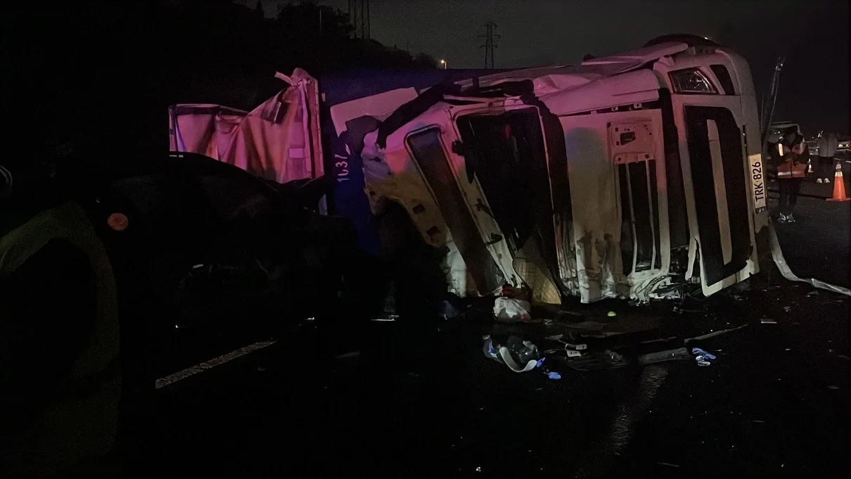 TEM Otoyolu’nda TIR Devrildi: Sürücü Hayatını Kaybetti, 2 Yaralı