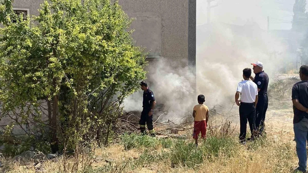 Tepebaşı’nda Boş Arazide Yangın Paniği!
