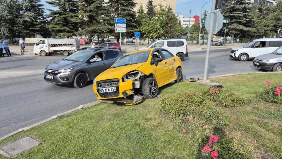 Tepebaşı’nda Kavşak Kazası: İki Araç Çarpıştı!