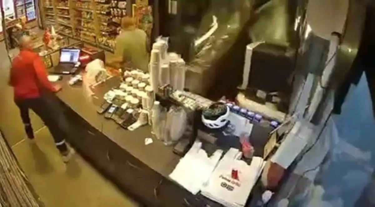 Benzinlikte feci ölüm: Tır son süratle markete daldı! Feci anlar kamerada 11