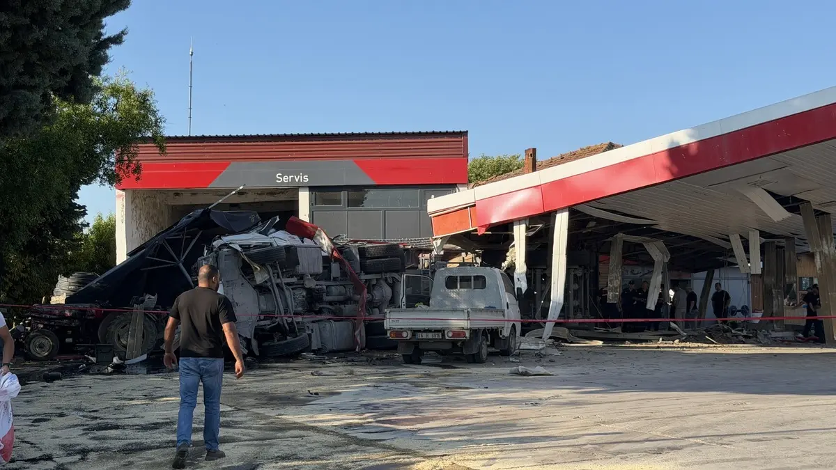 Benzinlikte feci ölüm: Tır son süratle markete daldı! Feci anlar kamerada 6