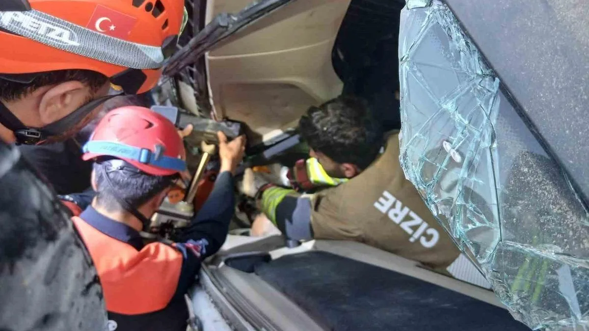 Tır Devrildi: Sürücü Kurtarıldı, İnceleme Başladı!
