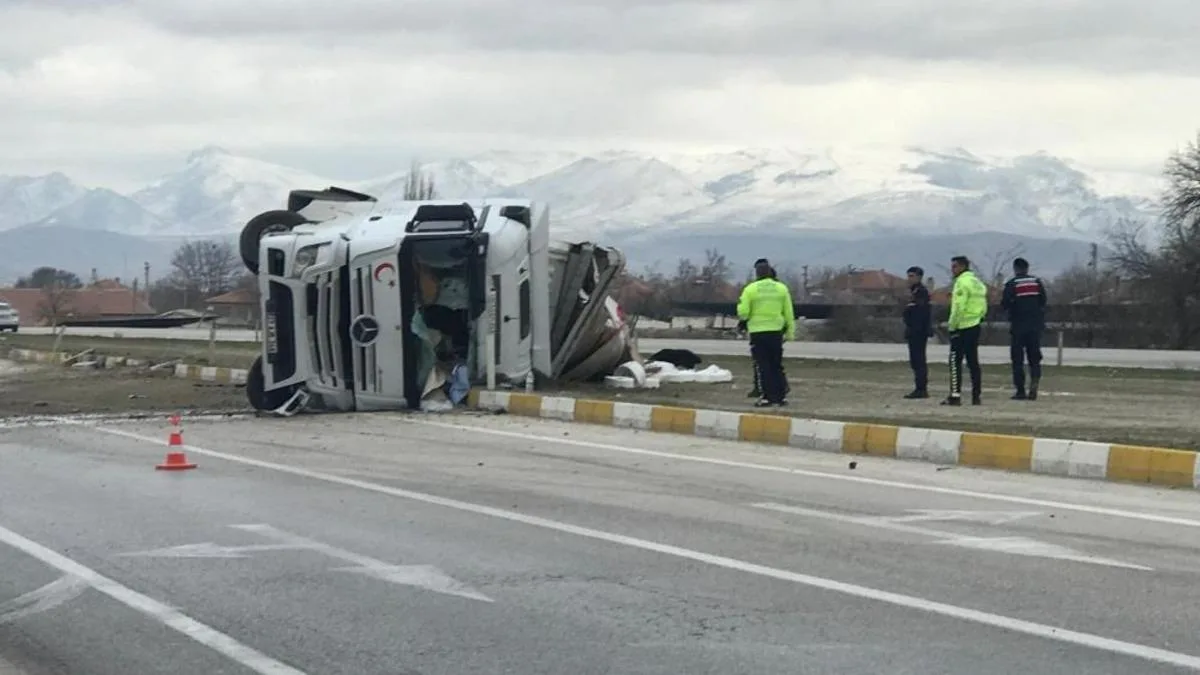 Tır Devrildi: Sürücü Yaralandı, Olay Yerine Ekipler Sevk Edildi