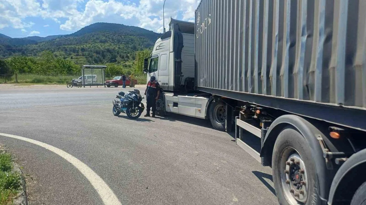 Tır ile motosiklet çarpıştı: Bir yaralı!