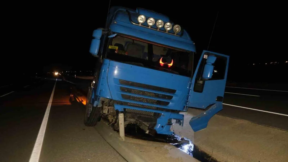 Tır Kazası: Sürücü Yaralandı, Güvenlik Önlemleri Alındı