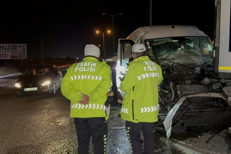 Tıra Çarpan Panelvan Hurdaya Döndü! Sürücü Sıkıştı