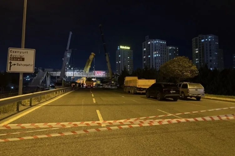 Tırın çarptığı üst geçit, trafik çilesi yarattı!
