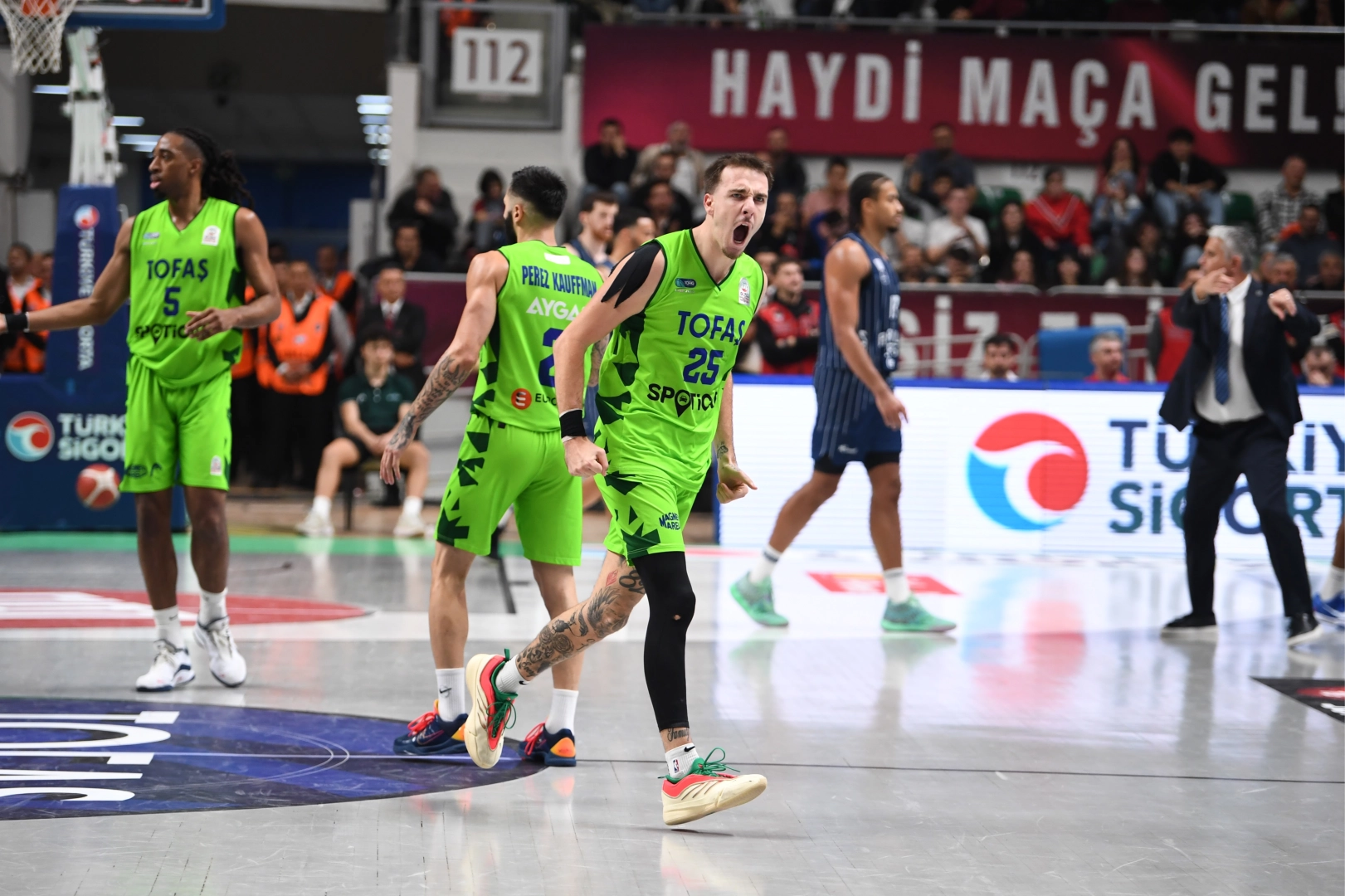 Tofaş, Anadolu Efes’i Devirdi: Yenilmezlik Sürüyor!